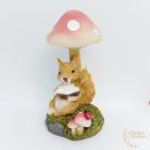 Gomba alatt ülő figura