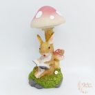 Gomba alatt ülő figura