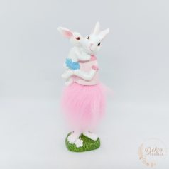 Nyuszi kisnyuszival szőrös szoknyában