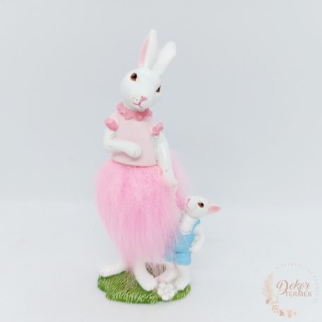 Nyuszi kisnyuszival szőrös szoknyában