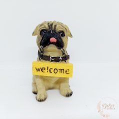 Mopsz figura welcome táblával