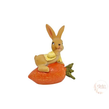 Sárga kabátos nyuszi répával